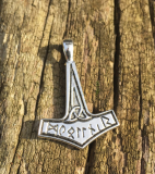 Thors Hammer mit Runen (Kettenanhänger in Silber)