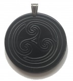 Triskele (Kettenanhänger aus Horn)
