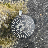 Triskele im Runenkreis (Kettenanhänger aus Horn)